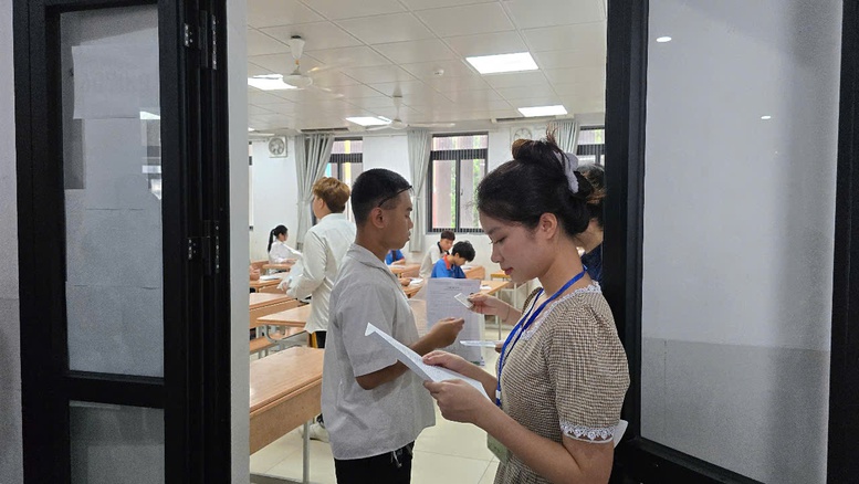 NGÀY ĐẦU KỲ THI TỐT NGHIỆP THPT 2025: TRÒ VỮNG VÀNG, CHA MẸ HỒI HỘP