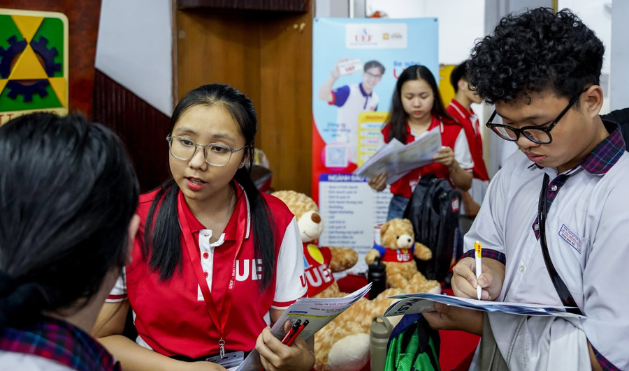 tuyen sinh chuyen dich sang danh gia nang luc 1