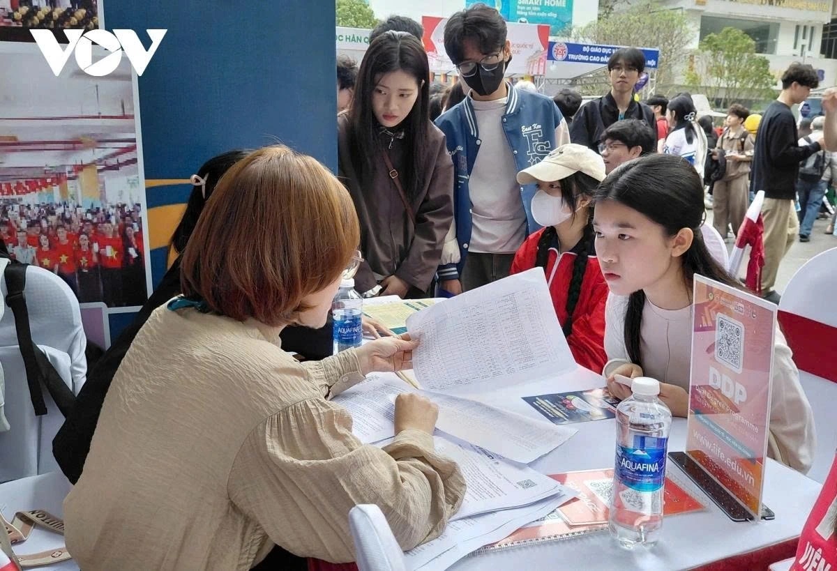 CÓ CHỨNG CHỈ NGOẠI NGỮ QUỐC TẾ NÊN MIỄN THI HAY VẪN DỰ THI TỐT NGHIỆP THPT?