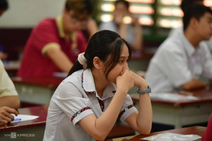 THÍ SINH "NHƯ BỊ ĐÁNH ÚP KHI TUYỂN SINH THAY ĐỔI PHÚT 89"